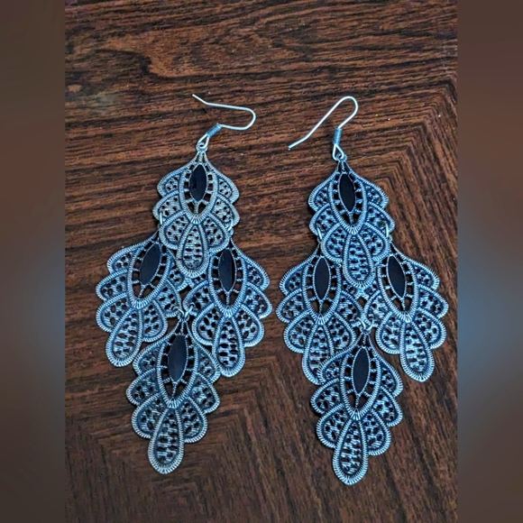 Dangly silver earring with black accents - Picture 1 of 2